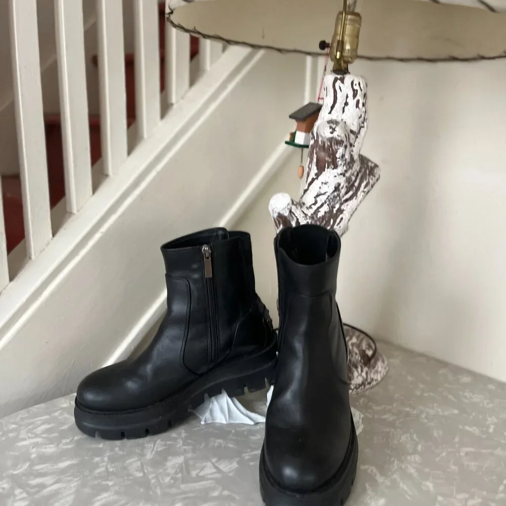 aquatalia platform skyler (rare!!!) waterproof black boot marked 8.5 fits 7.5